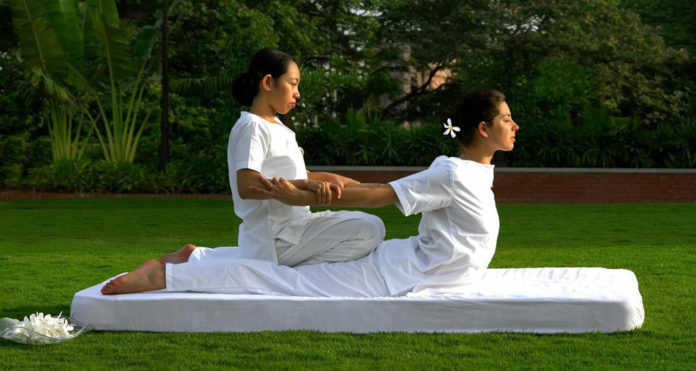 massaggio thailandese come viene praticato benefici e precauzioni