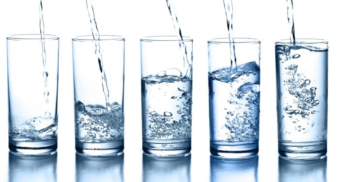 Dieta dell'acqua: come funziona, quanti chili si perdono e menu di esempio