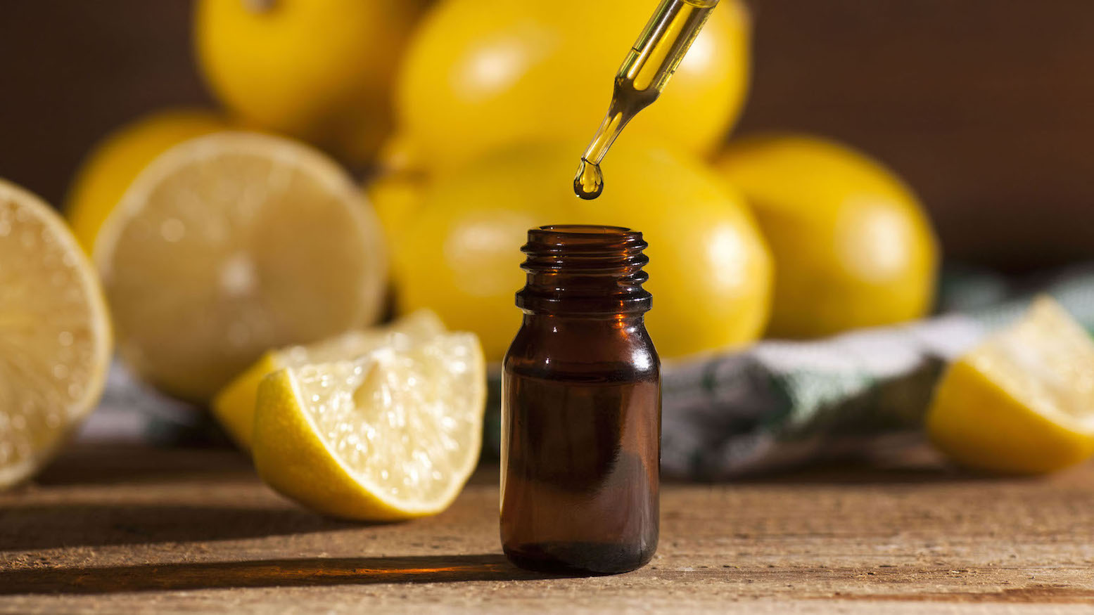 Лимон и растительное масло. Эфирные масла. Эфирное масло лимона. Ароматерапия лимон. Лимоны маслом.