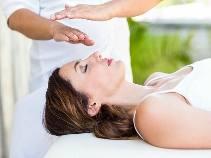 Massaggio Reiki: che cos’è, benefici, come viene praticato e controindicazioni