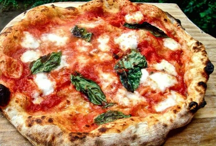 Pizza Margherita: che cos'è, valori nutrizionali, benefici e controindicazioni
