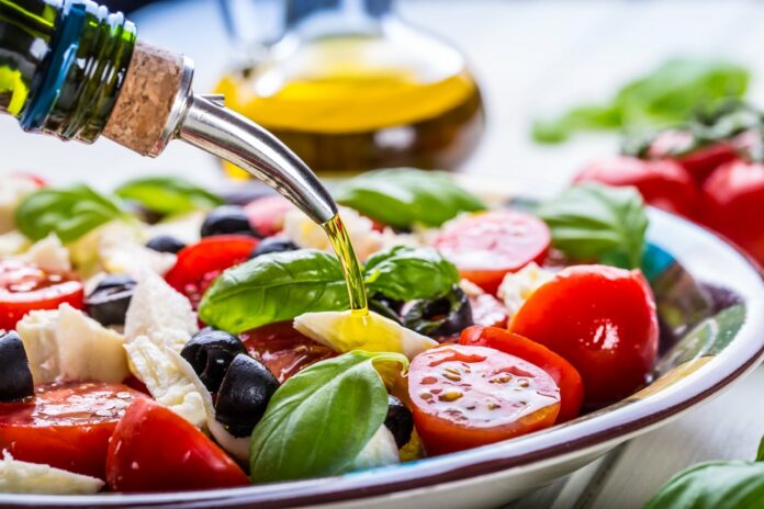 Dieta Mediterranea: che cos’è, come funziona, cosa mangiare, menù di esempio e controindicazioni