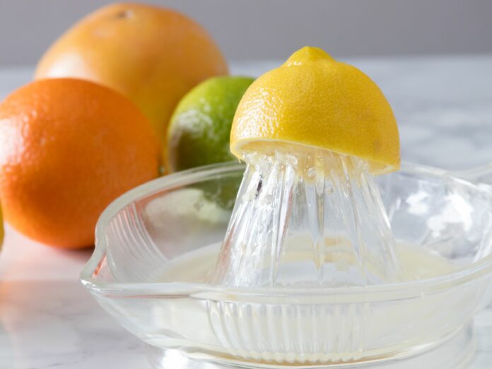 Spremuta di limone: che cos’è, proprietà, benefici, valori nutrizionali e controindicazioni