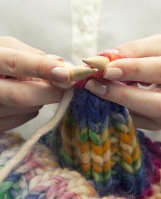 Knitting Therapy che cos'è? A cosa serve, come si pratica, benefici e che attrezzatura serve